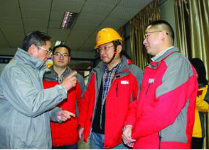 立博体育公司领导大年三十慰问生产一线员工