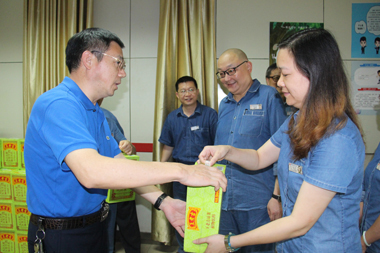 集团公司领导胡谋一行为股份公司一线员工送清凉并开展调研