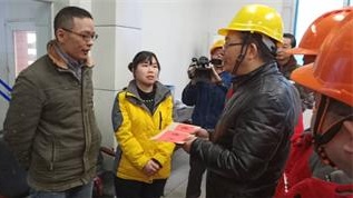 集团公司党委书记董事长谭光军一行慰问立博体育困难员工