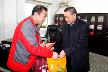 泸州市委常委、政法委书记、常务副市长封安来公司慰问全国英模李长江