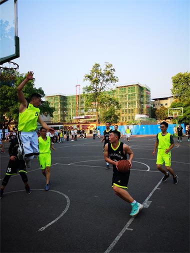 立博体育股份公司与合江榕山中学举行篮球友谊赛