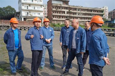 立博体育股份公司党委书记廖廷君一行深入江边码头督查防洪防汛工作