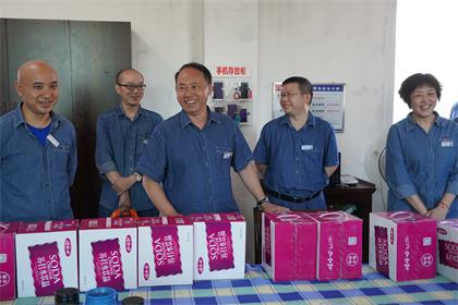 立博体育股份公司领导高温时节为一线岗位员工送清凉