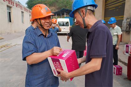 立博体育股份公司领导高温时节慰问九禾纳溪基地大修一线员工