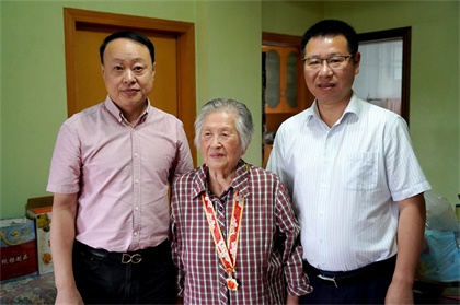 立博体育江显茀等离休老干部荣获“庆祝中华人民共和国成立70周年”纪念章