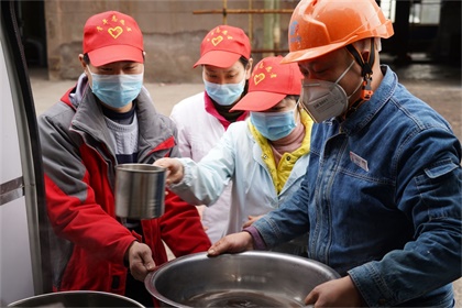 立博体育股份公司青年志愿者为一线员工送汤药