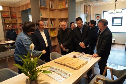 立博体育股份公司隆重举行职工文化活动阵地揭牌暨赠书仪式