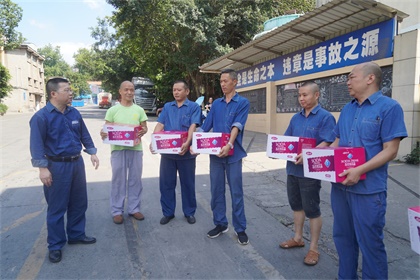 立博体育股份公司工会高温时节为一线员工送清凉 