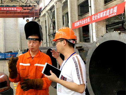 四川工人日报社记者就“一线职工战三伏”到立博体育进行采访报道