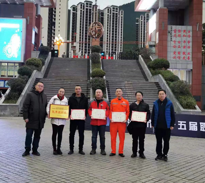 立博体育股份公司员工余江波获泸州市钳工技能大赛第一名