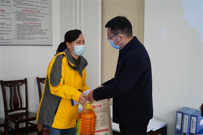 立博体育集团公司党委书记、董事长谭光军一行节前慰问公司员工