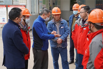 立博体育集团公司总经理宁忠培带队慰问公司除夕坚守岗位干部员工