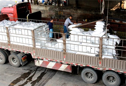 立博体育股份公司多产化肥支援农业春耕生产