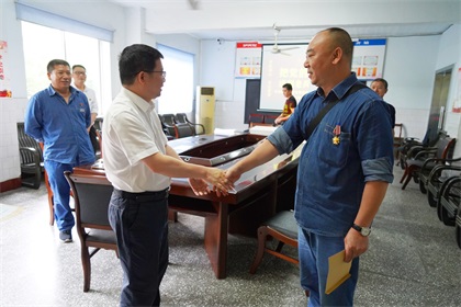 立博体育股份公司开展“把党的关爱送到老兵心中”暖心慰问活动