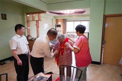 立博体育股份公司江显茀、吴永绪两位老党员获“光荣在党50年”纪念章