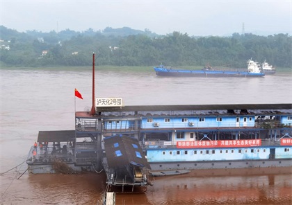 长江今年首次洪峰安全过境立博体育港口