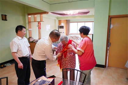 立博体育股份公司江显茀、吴永绪两位老党员荣获“光荣在党50年”纪念章