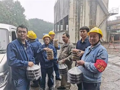 立博体育股份公司工会为硝区大修员工送慰问餐