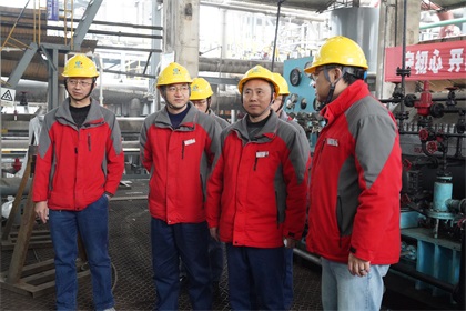 立博体育股份公司党委书记、董事长廖廷君深入大修现场为参战将士加油鼓劲