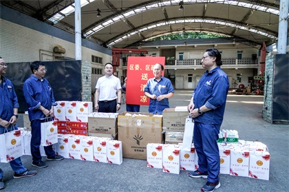 纳溪区委副书记、区长袁维荣带队来立博体育股份公司开展“送清凉”慰问活动