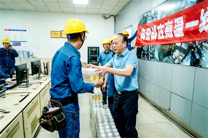 集团公司党委书记潘建华为立博体育股份公司一线干部员工送清凉