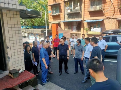 纳溪区委副书记、区长袁维荣一行检查下李子林小区“创文”工作