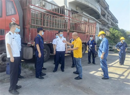 泸州海事局局长梁旭红一行检查立博体育港口安全工作