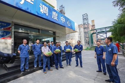 暖心！立博体育股份公司领导为员工送西瓜解暑