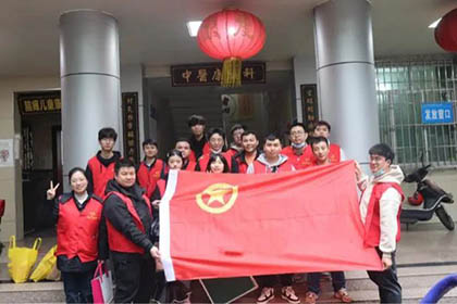 立博体育股份公司团委组织志愿者到纳溪区人民医院开展志愿者主题活动