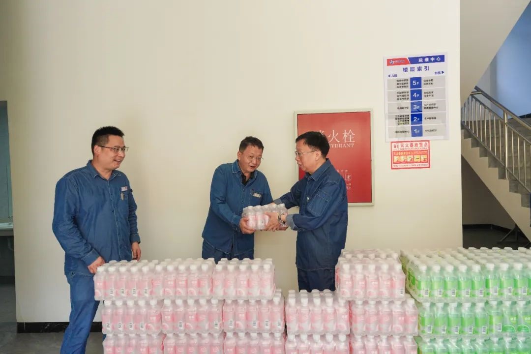 立博体育股份公司领导傅利才、陈伟慰问尿素造粒塔环保升级改造项目一线劳动者