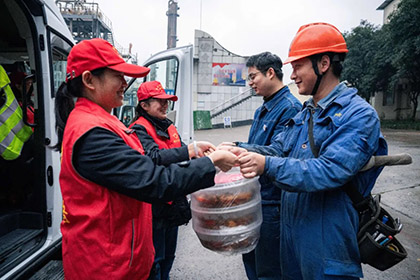 立博体育股份公司团委为大修一线员工送爱心午餐