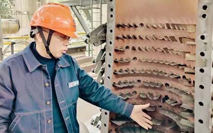 立博体育股份公司总经理傅利才率队到硝酸车间大修现场检查指导工作