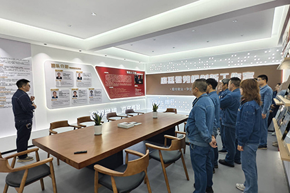 立博体育股份公司工会组织广大员工参观劳模和工匠创新工作室及诗书画院